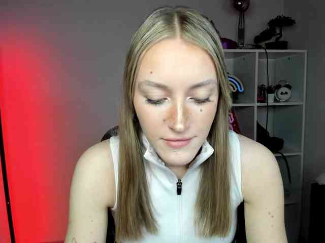 EvelynBlond26 webcam