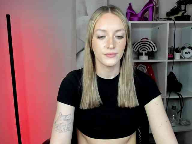EvelynBlond26 webcam