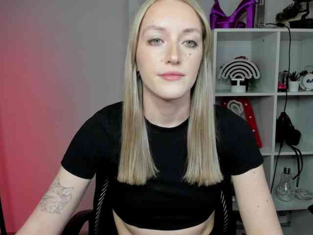 EvelynBlond26 webcam