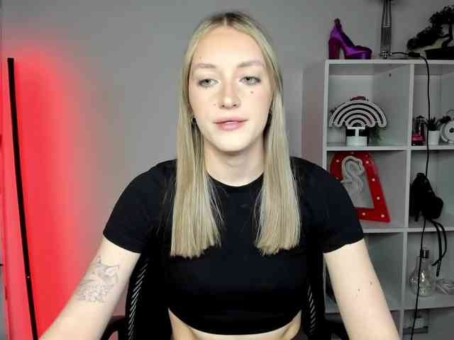 EvelynBlond26 webcam