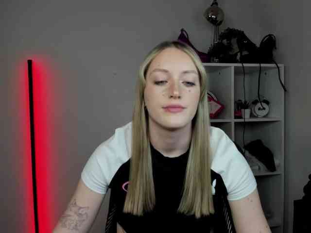 EvelynBlond26 webcam