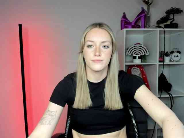 EvelynBlond26 webcam