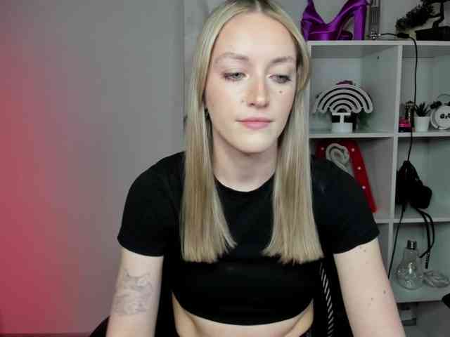 EvelynBlond26 webcam