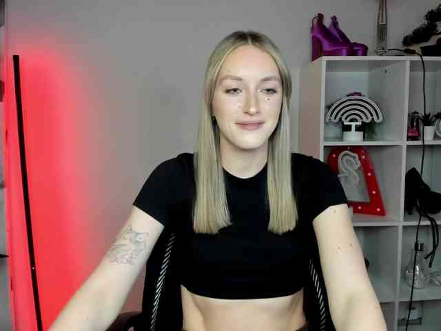 EvelynBlond26 webcam