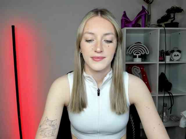 EvelynBlond26 webcam
