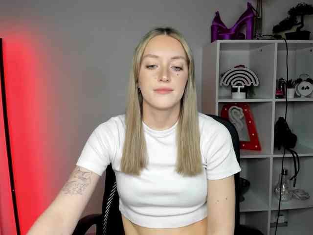 EvelynBlond26 webcam