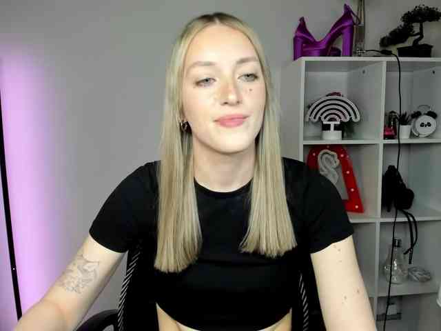 EvelynBlond26 webcam
