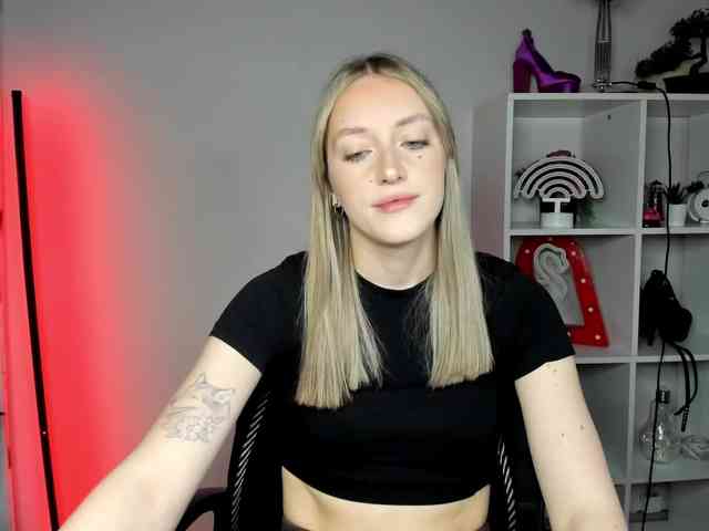 EvelynBlond26 webcam