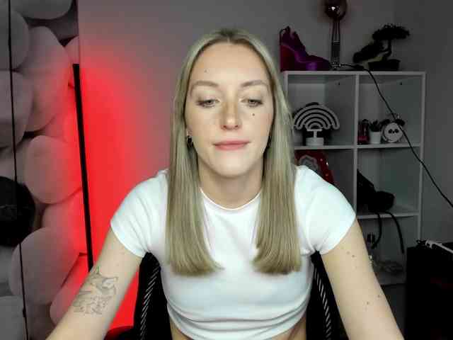EvelynBlond26 webcam