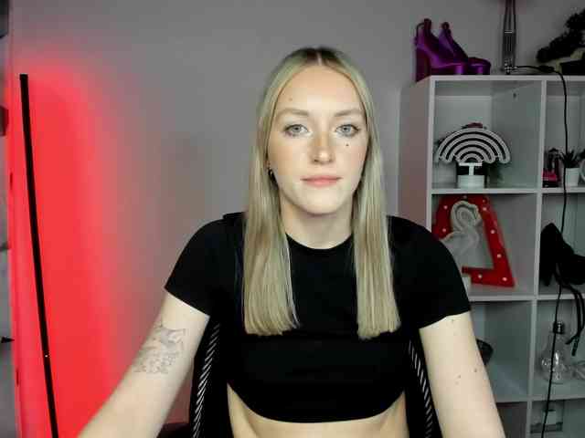 EvelynBlond26 webcam