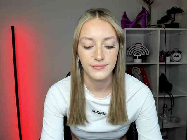 EvelynBlond26 webcam
