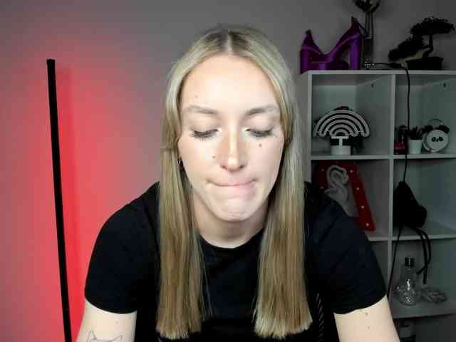 EvelynBlond26 webcam