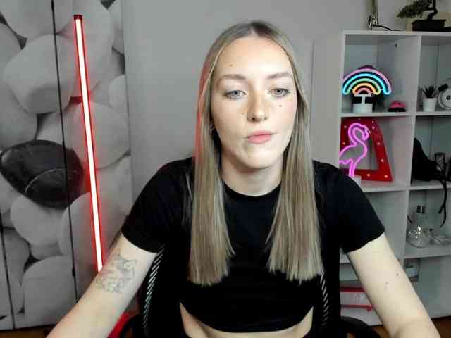 EvelynBlond26 webcam