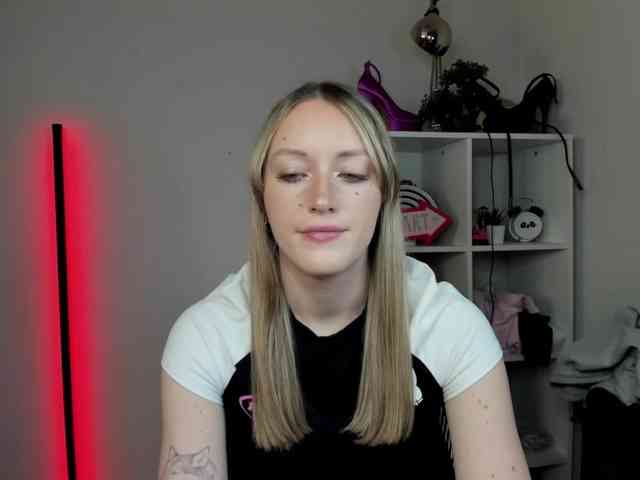 EvelynBlond26 webcam