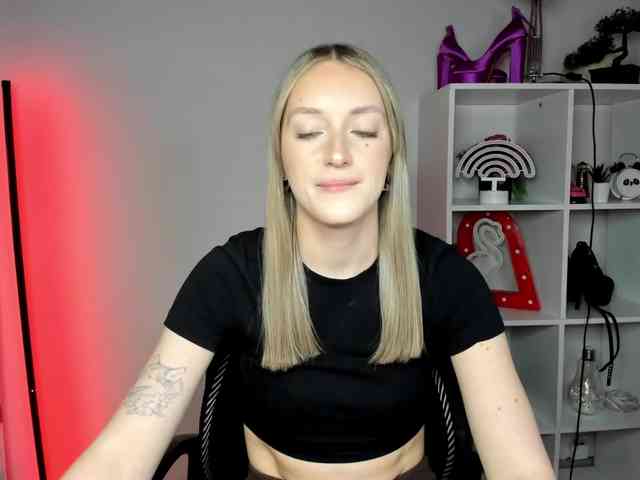 EvelynBlond26 webcam