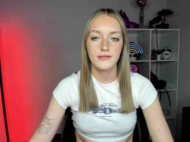 EvelynBlond26 webcam