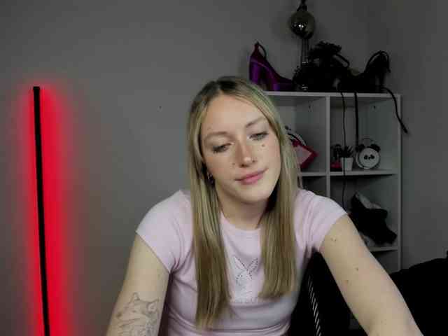 EvelynBlond Live Webcam on BongaCams