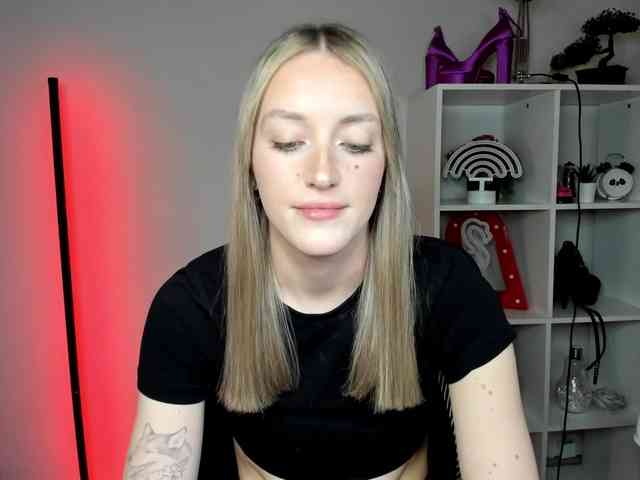 EvelynBlond26 webcam