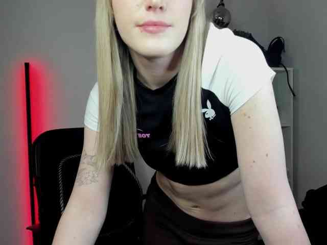 EvelynBlond26 webcam