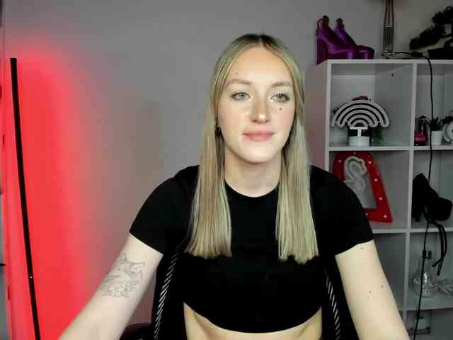 EvelynBlond26 webcam