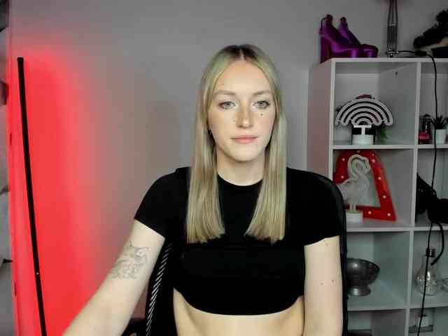 EvelynBlond26 webcam