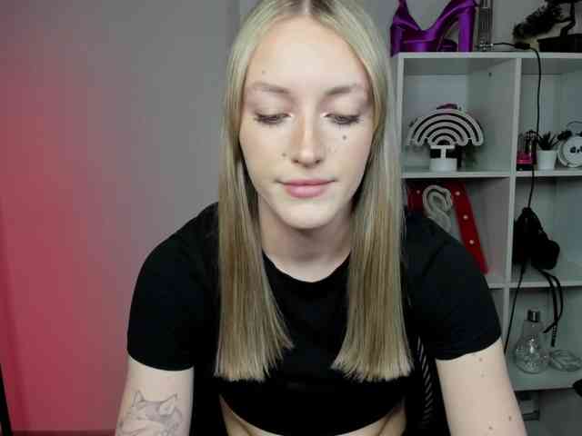 EvelynBlond26 webcam