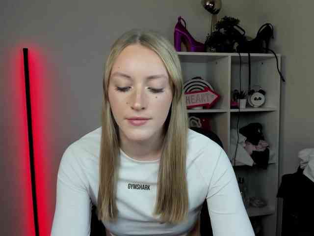 EvelynBlond26 webcam