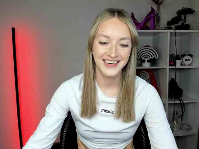 EvelynBlond26 webcam