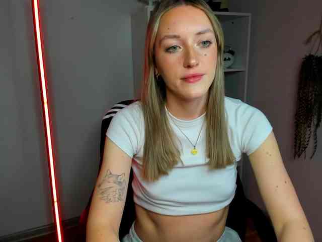 EvelynBlond26 webcam