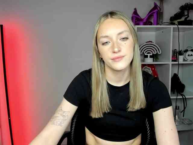 EvelynBlond26 webcam