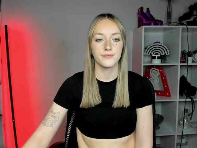 EvelynBlond26 webcam