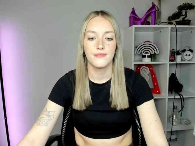 EvelynBlond26 webcam