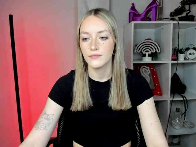 EvelynBlond26 webcam