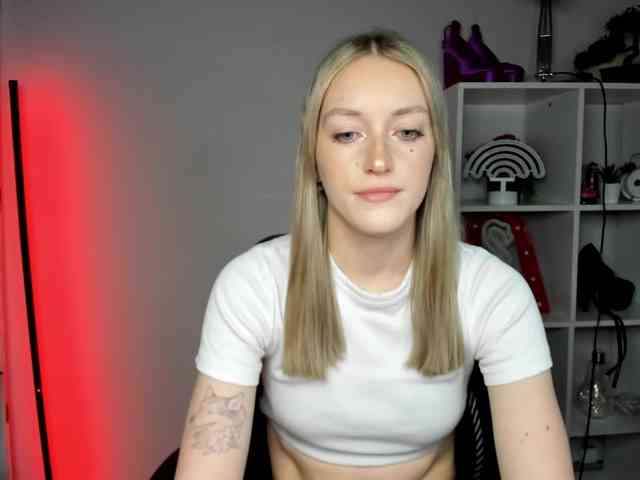 EvelynBlond26 webcam