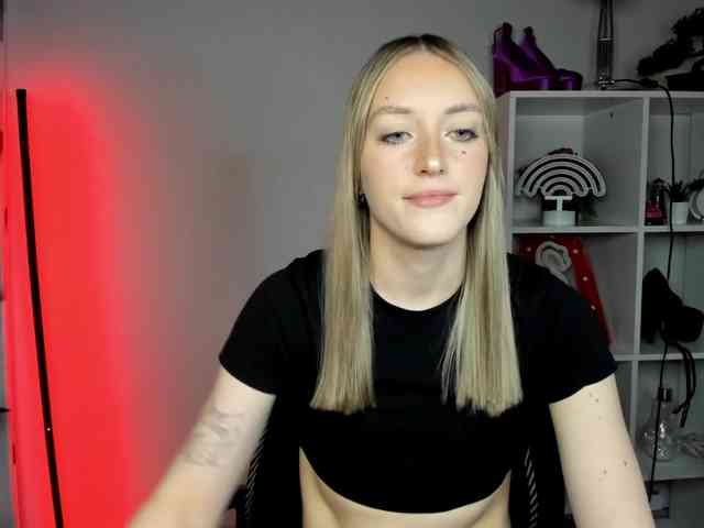 EvelynBlond26 webcam