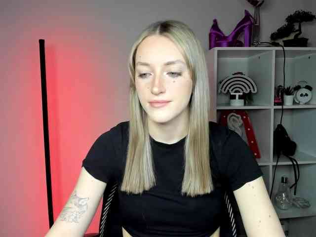 EvelynBlond26 webcam