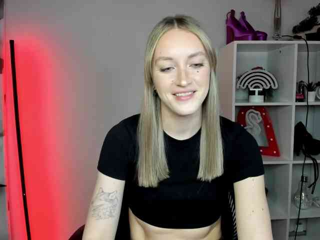 EvelynBlond26 webcam