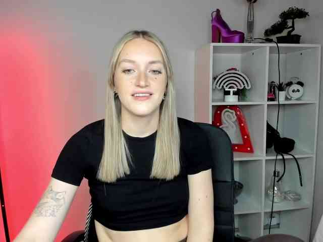 EvelynBlond26 webcam