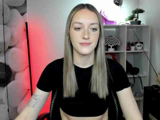 EvelynBlond26 webcam