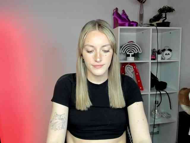 EvelynBlond26 webcam