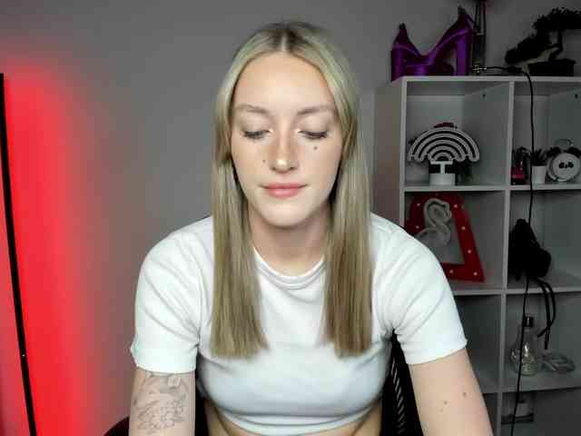 EvelynBlond26 webcam