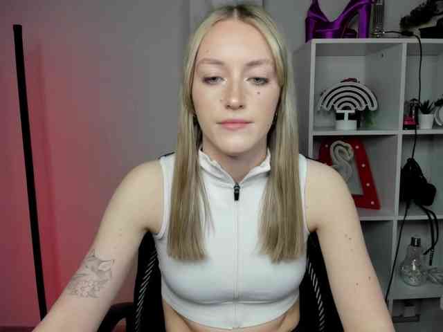 EvelynBlond26 webcam