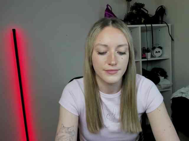 EvelynBlond26 webcam