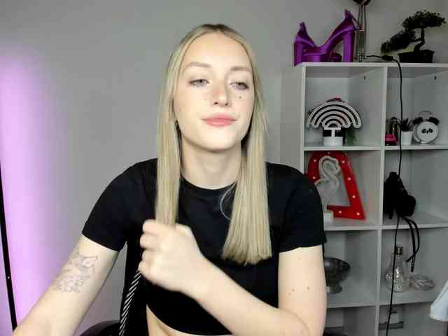 EvelynBlond26 webcam