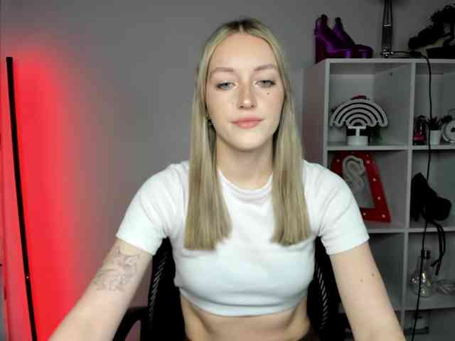 EvelynBlond26 webcam