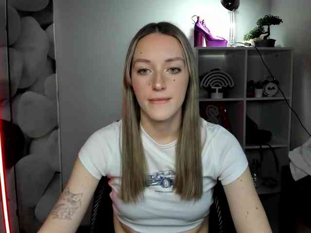 EvelynBlond26 webcam