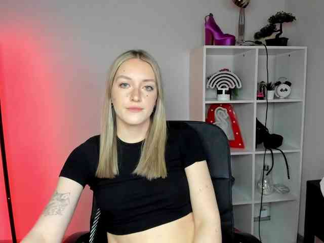 EvelynBlond26 webcam