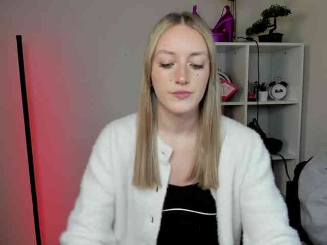 EvelynBlond26 webcam