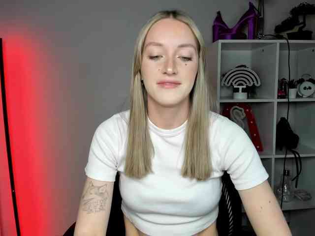 EvelynBlond26 webcam