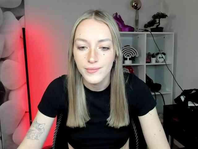 EvelynBlond26 webcam